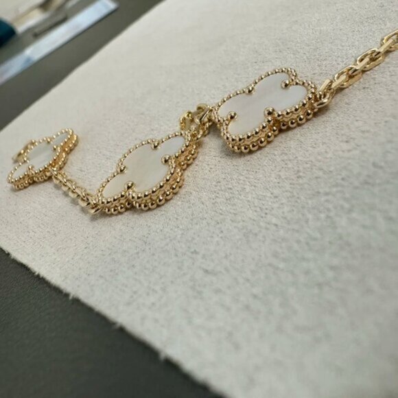 Authentic Van Cleef & Arpels 18K gold white mother-of-pearl bracelet - Picture 6 of 9